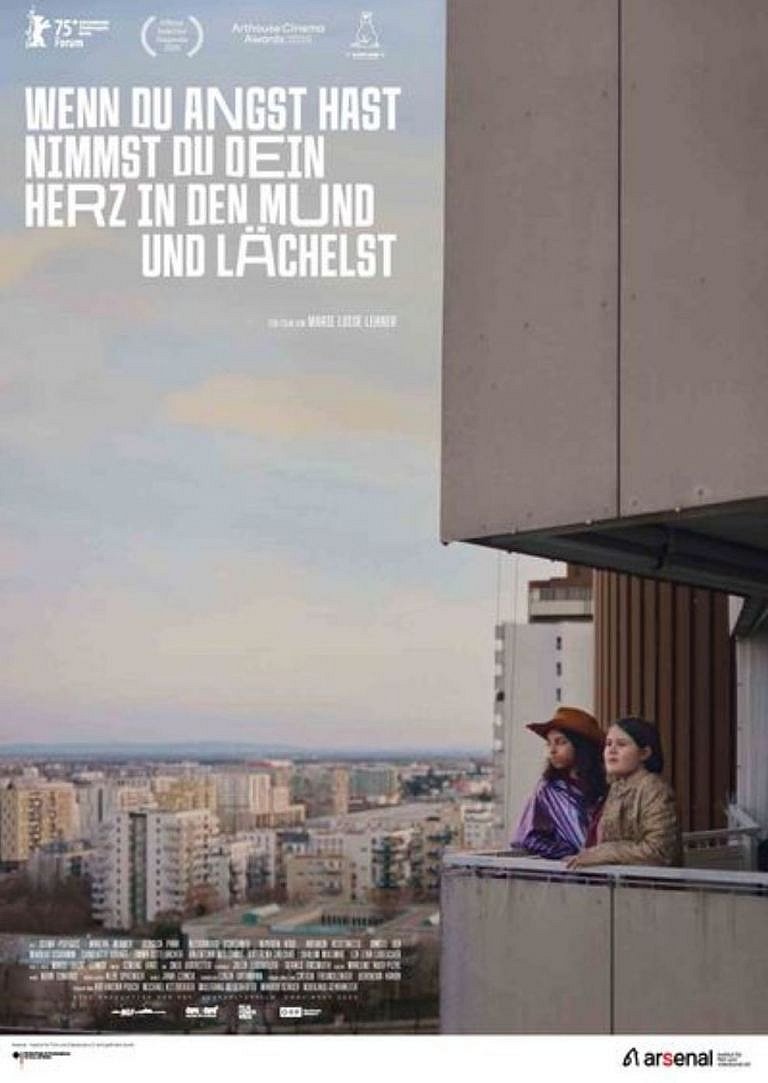 Filmplakat des Films Wenn du Angst hast nimmst du dein Herz in den Mund und lächelst